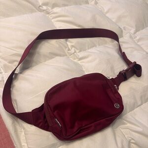 Lululemon Everywhere Belt Bag 2L in wine